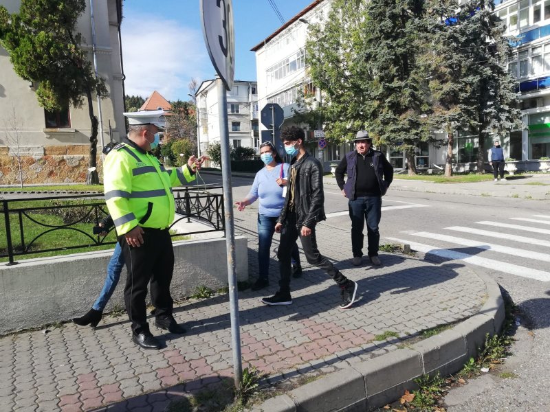 Polițiștii la atac! În stradă, dau amenzi pentru nepurtarea măștii…