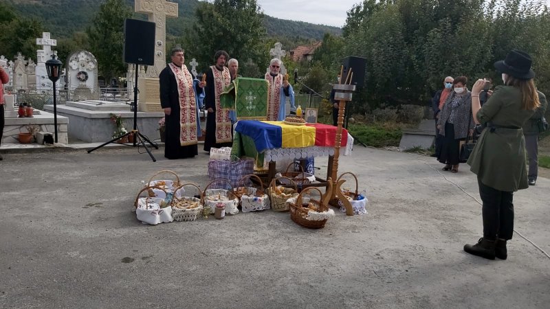 Două străzi – una la Câmpulung şi alta la Lereşti, unde era casa lui părintească – îi poartă numele eroului Dumitru Lazea