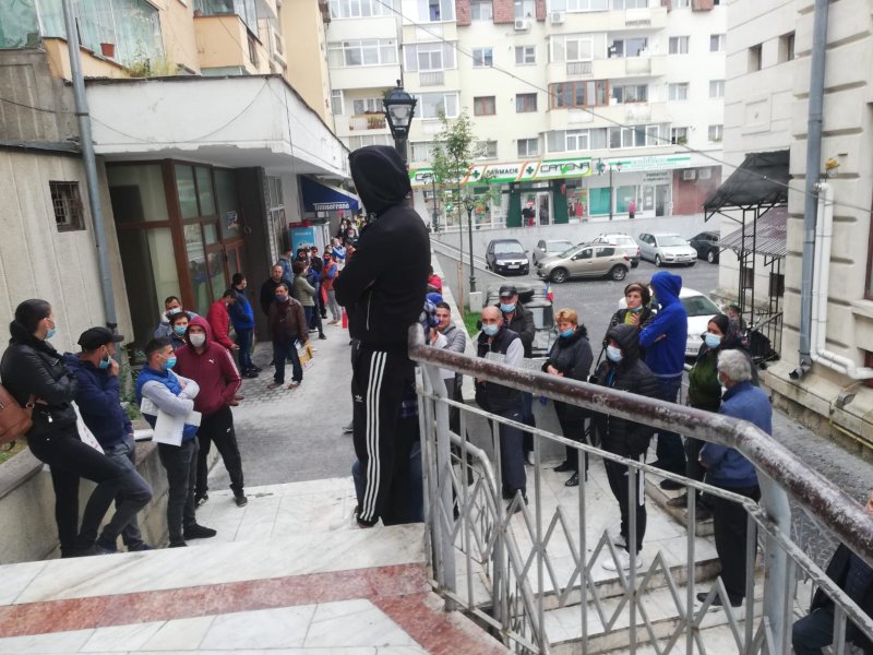 Cozi uriașe la Punctul de Lucru pentru Înmatricularea Vehiculelor la Câmpulung