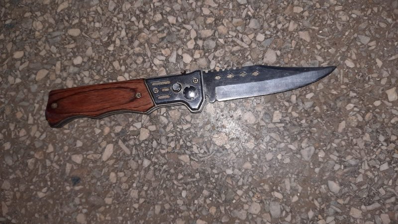 Elev găsit cu un cuțit de 21 de cm în rucsac