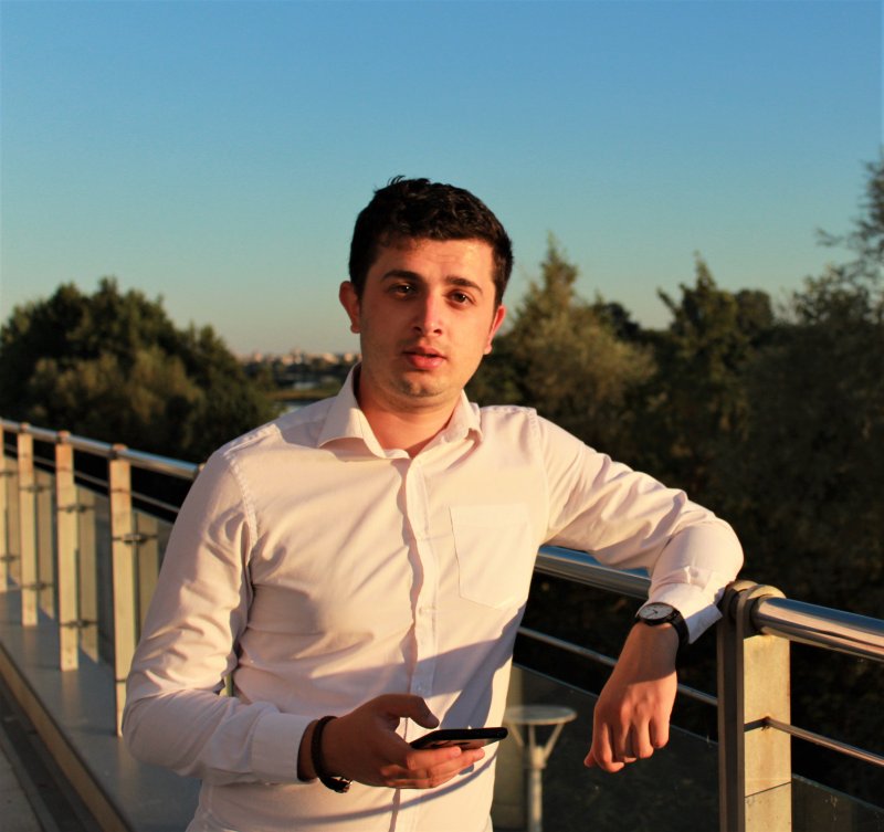 Un muscelean îi învață pe români să se promoveze în mediul online