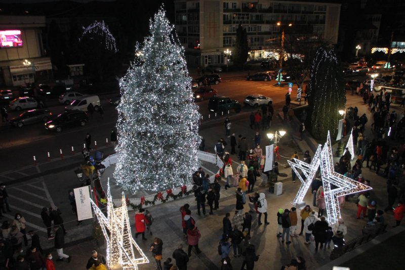 VIDEO. De 1 Decembrie s-a aprins și iluminatul festiv la Câmpulung!