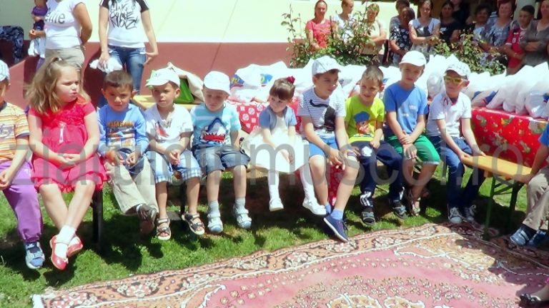 Strănepoata Patriarhului Daniel s-a distrat de 1 Iunie, alături de micuţii din Coteşti! Strănepoata Patriarhului Daniel s-a distrat de 1 Iunie, alături de micuţii din Coteşti!