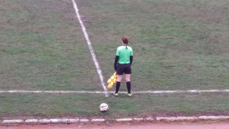 Sexy-arbitrele înjurate ca la ușa cortului de musceleni!