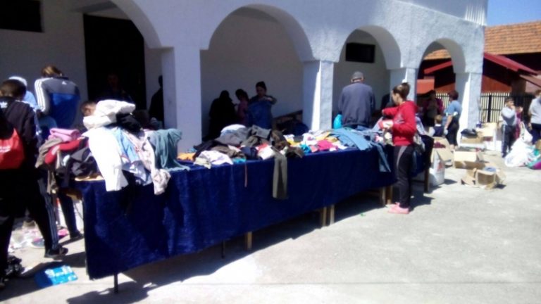 Primarul de la Boteni își cumpără alegătorii cu haine second-hand! Primarul de la Boteni își cumpără alegătorii cu haine second-hand!