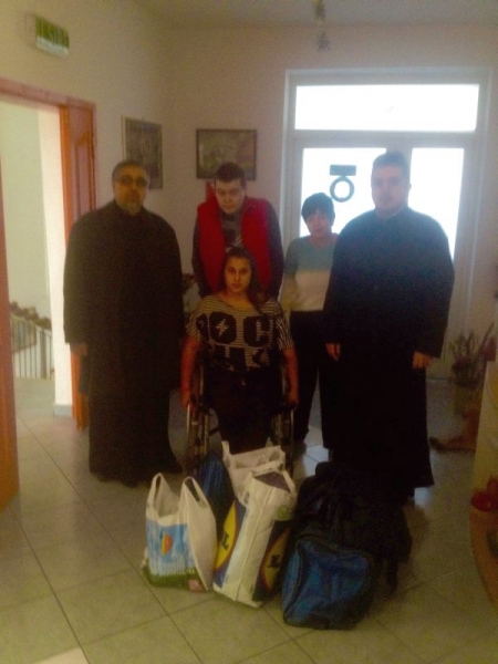 Câțiva copii cu deficiențe de la un centru din Câmpulung au primit vizita a doi preoți! Câțiva copii cu deficiențe de la un centru din Câmpulung au primit vizita a doi preoți!