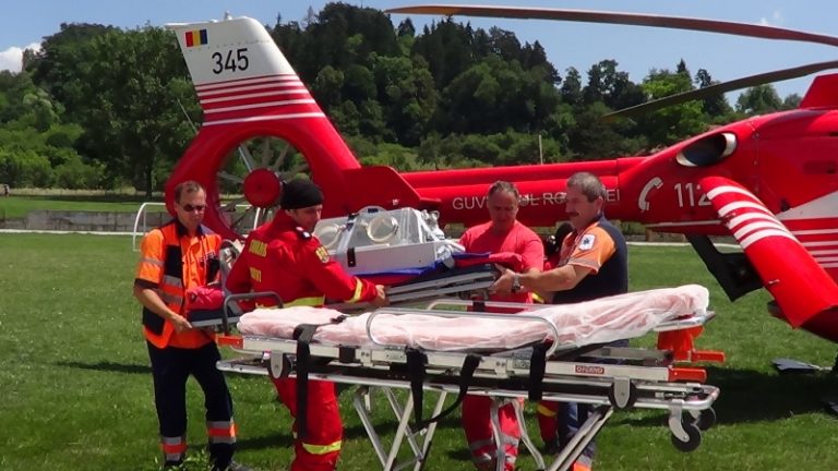Un bebeluş a fost transferat de urgenţă la un spital din Bucureşti! Micuţa a fost născută înainte de termen!