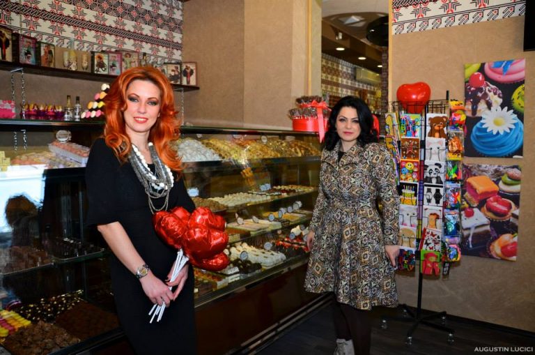 Un Băiat şi O Fată din 14 februarie, în centrul Piteştiului Un Băiat şi O Fată din 14 februarie, în centrul Piteştiului