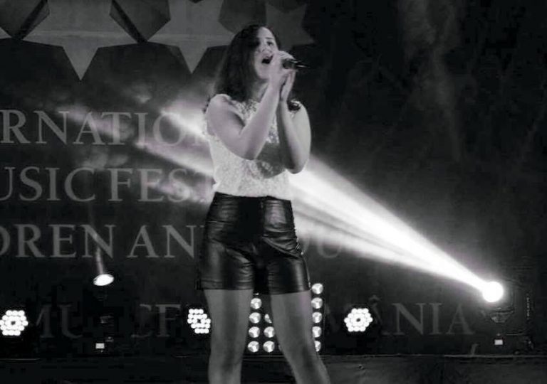 Andra Oproiu din Câmpulung, un vlăstar al muzicii uşoare! Andra Oproiu din Câmpulung, un vlăstar al muzicii uşoare!