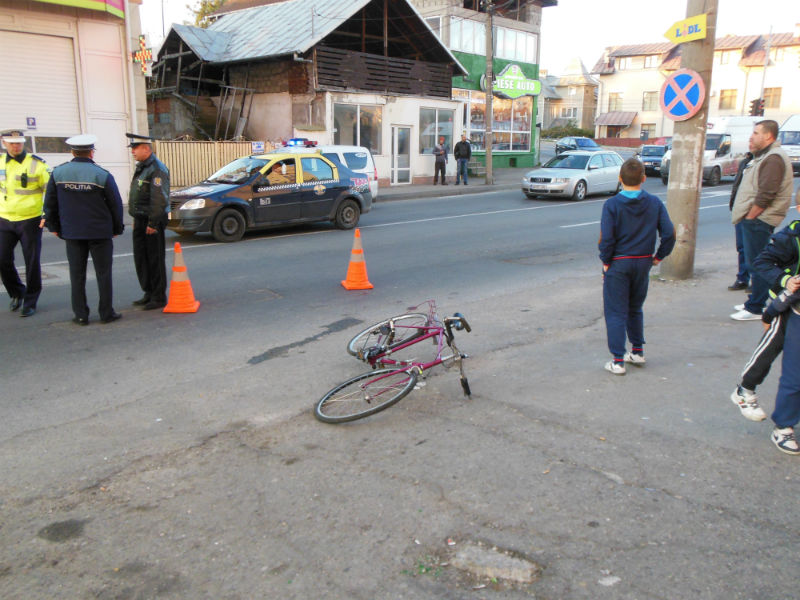 Un mastodont a lovit un biciclist pe şosea! Din fericire acesta a scăpat cu viaţă!