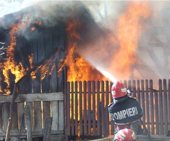 Un fânar din Muscel arde ca o torţă! Pompierii se luptă cu flăcările!