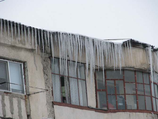 La Câmpulung dacă nu-ți cureți zăpada de “sub nas”, riști amendă!