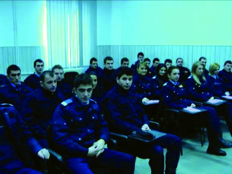 Studenţi ai Academiei de Poliţie în practică la I.J.J. Argeş