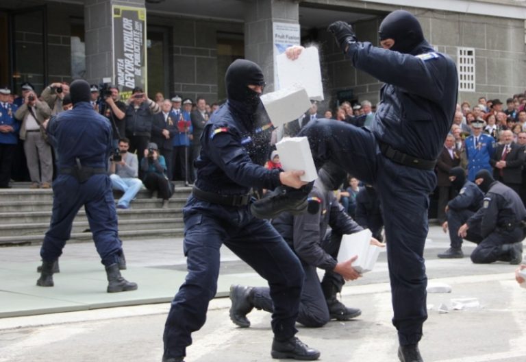 Jandarmii participă la un amplu exerciţiu de stat major cu forţe în teren Jandarmii participă la un amplu exerciţiu de stat major cu forţe în teren