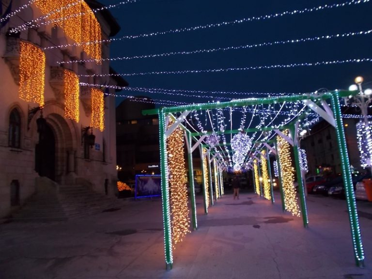 Dintr-un buton s-au aprins 100.000 de luminiţe în instalaţiile ornamentale de sărbători în centrul oraşului! Dintr-un buton s-au aprins 100.000 de luminiţe în instalaţiile ornamentale de sărbători în centrul oraşului!