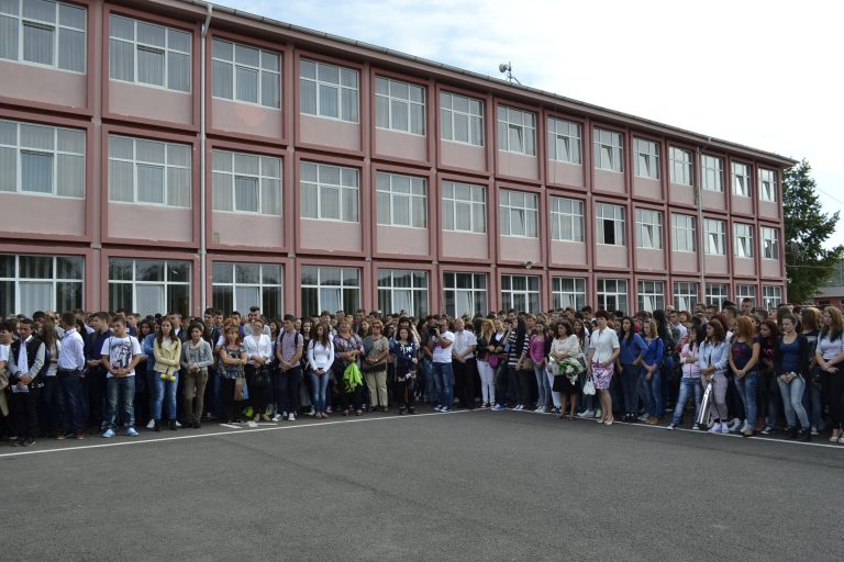 Elevii din Mioveni au primit burse şcolare