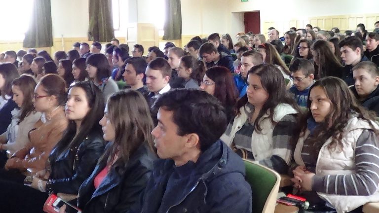 Elevii din Câmpulung, instruiţi să nu devină victimele traficului de persoane!