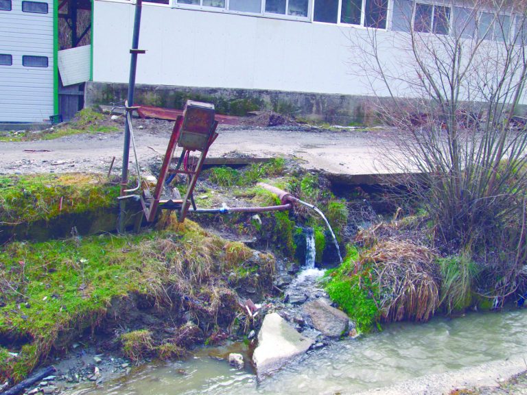 Apa potabilă a Rucărului este contaminată, cetăţenii iau apă de la izvoare
