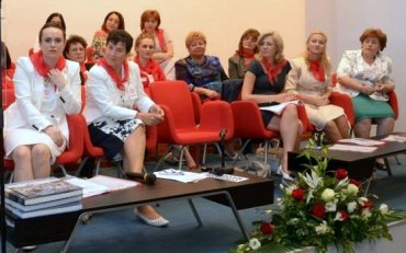 Simona Bucura Oprescu sărbătoreşte alături de colegele de partid – 8 MARTIE