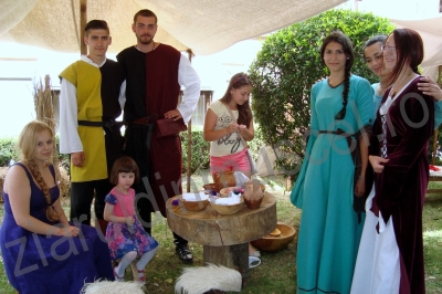 Străjerii Voievodului îi întâmpină pe câmpulungeni într-o atmosferă medievală Străjerii Voievodului îi întâmpină pe câmpulungeni într-o atmosferă medievală