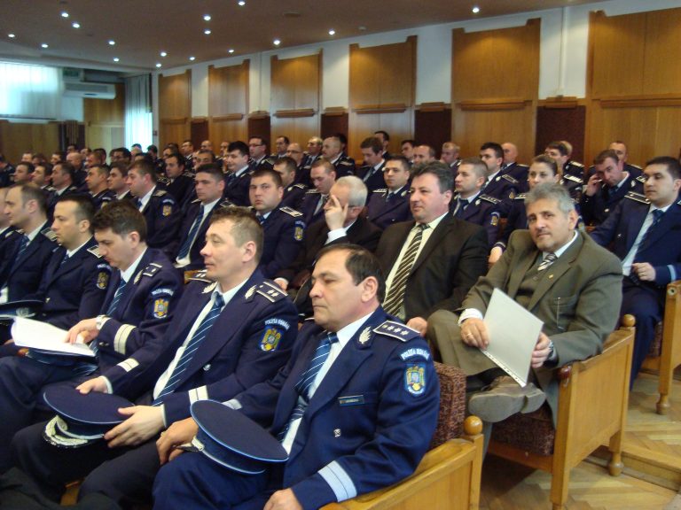 VIDEO şi GALERIE FOTO: Iată lista completă cu poliţiştii argeşeni care au fost avansaţi în grad de Ziua Poliţiei Române!