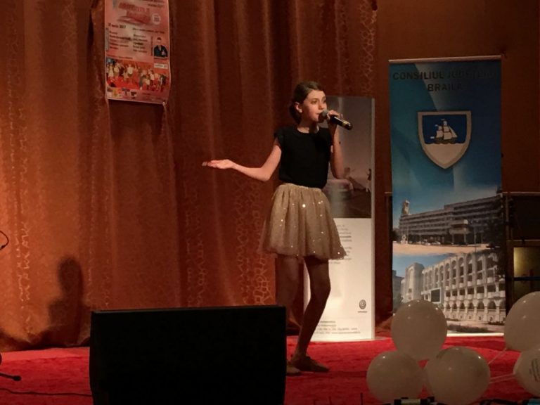Elevă a Școlii Populare de Arte Pitești – Premiul I la Concurs național de muzică ușoară pentru copii Elevă a Școlii Populare de Arte Pitești – Premiul I la Concurs național de muzică ușoară pentru copii