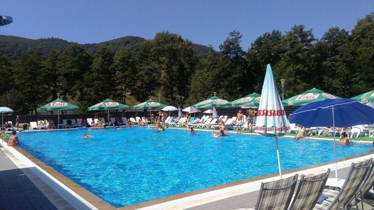 Piscina înconjurată de codrii verzi! Spre cer se ridică Vârful ...