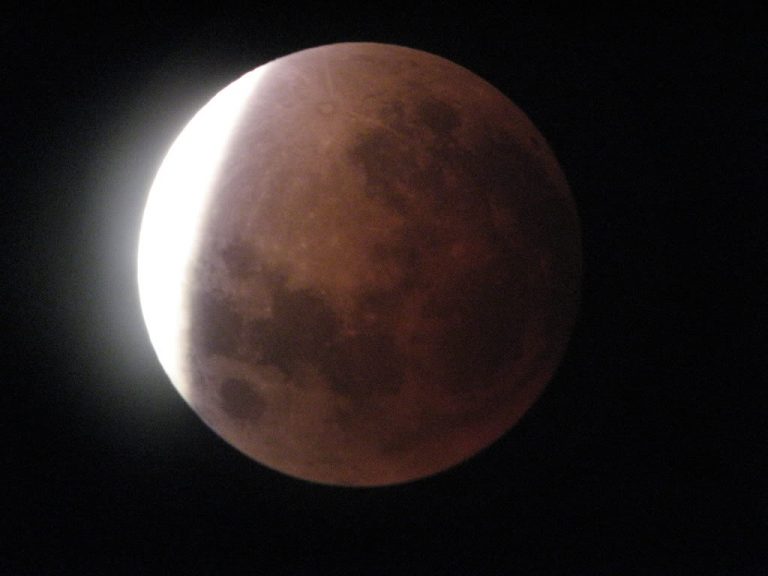 Luni are loc o eclipsă parţială de Lună ce va fi vizibilă în România, timp de circa două ore