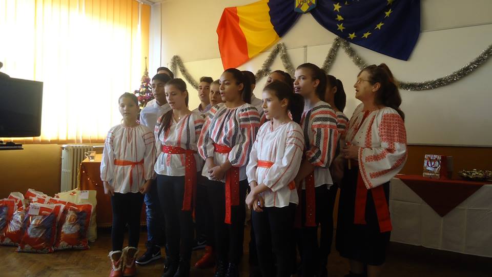 VIDEO: Au bătut colindătorii la uşa Facultăţii de Ştiinţe Economice din Câmpulung