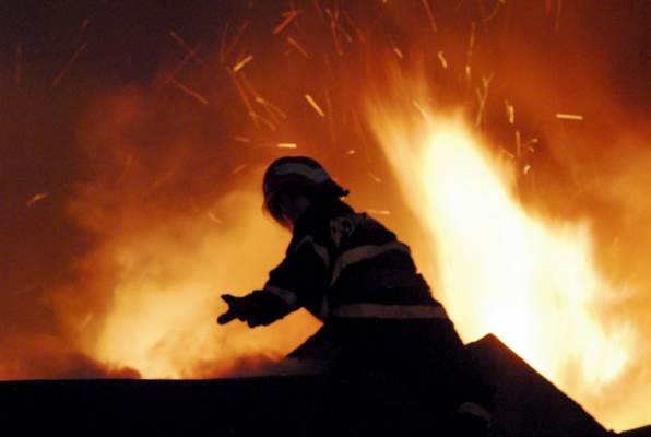De la o priză defectă era să le ia foc casa