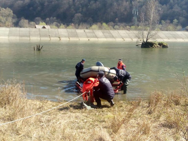 Și-a pierdut viața după ce a încercat să treacă un râu, călare!