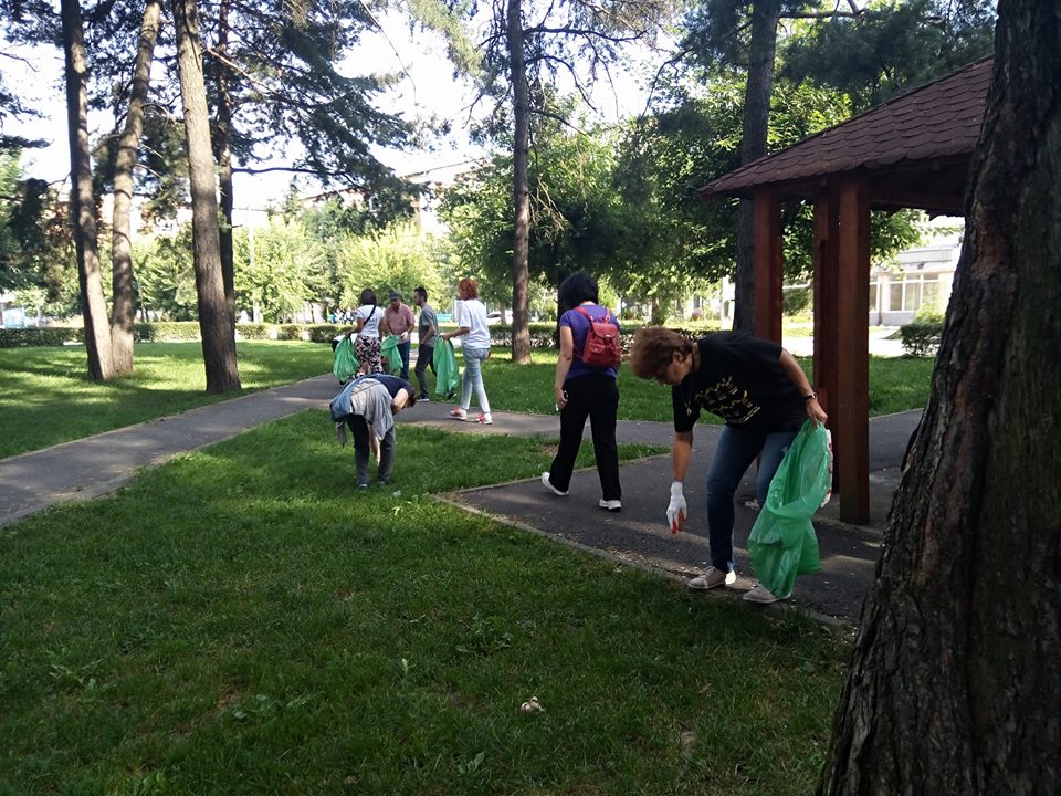 Zeci de saci cu gunoaie strânși de voluntarii de la Facultatea de Științe Economice din Câmpulung