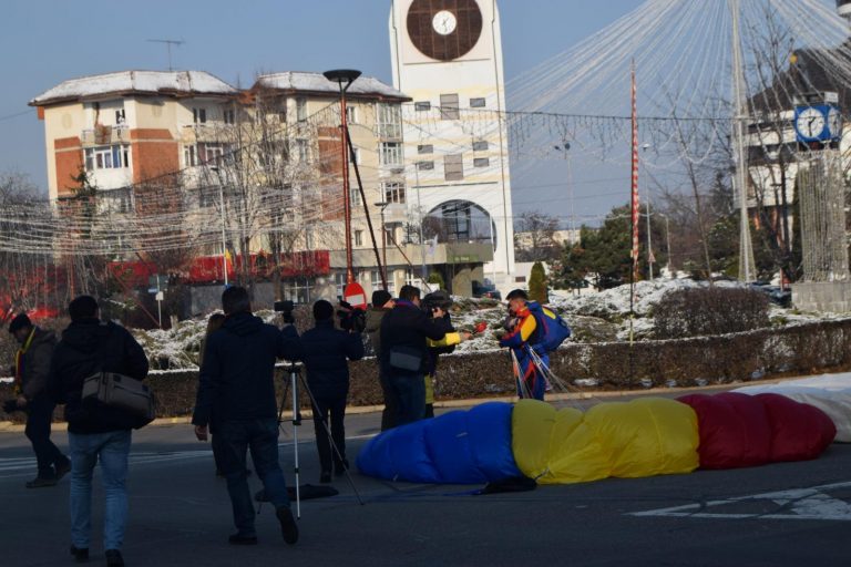 VIDEO: Drapel tricolor uriaș, adus de Ziua Națională în Mioveni de un parașutist VIDEO: Drapel tricolor uriaș, adus de Ziua Națională în Mioveni de un parașutist