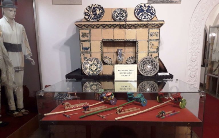 Vă invităm să vizitaţi expoziţia „Arta copilăriei de prin lume adunată”