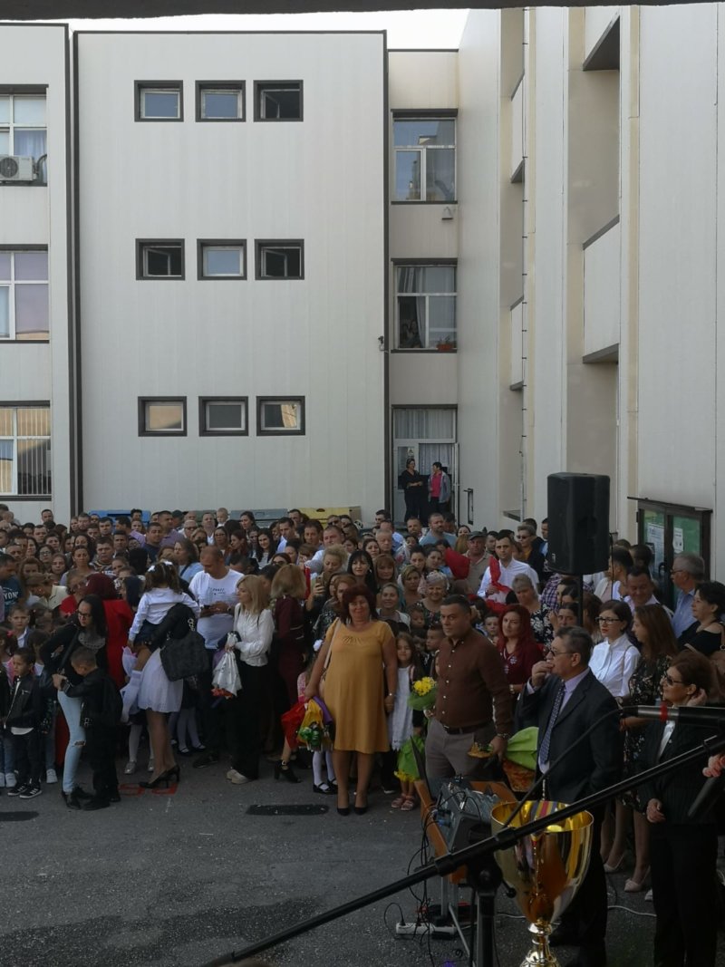 Clopoţelul a sunat dis de dimineaţă şi la şcolile din Mioveni!