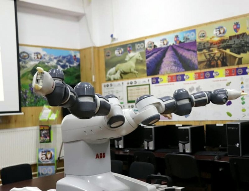 Elevii de la Mioveni vor învăța la liceu cu un robot! VIDEO