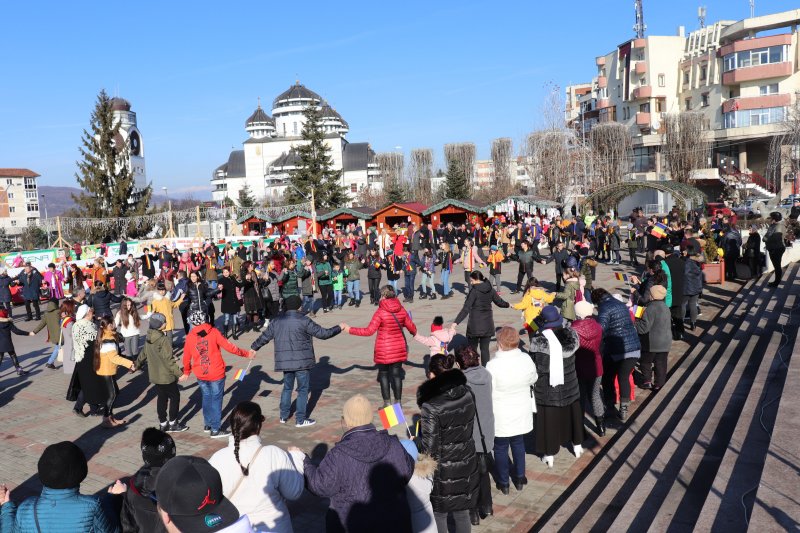 Hora Unirii în centrul oraşului Mioveni!