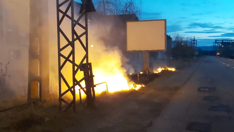 Foc la drumul mare! Câmpulungenilor nu le-a păsat de flăcări!