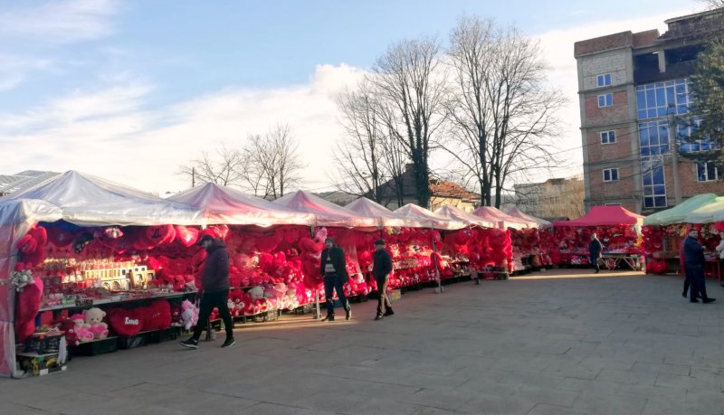 Comercianții mutați în fața Băilor Kretzulescu