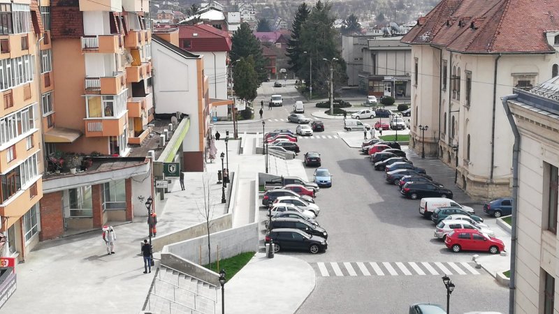 Simțiți miros de clor? Se dezinfectează spațiile publice din Câmpulung