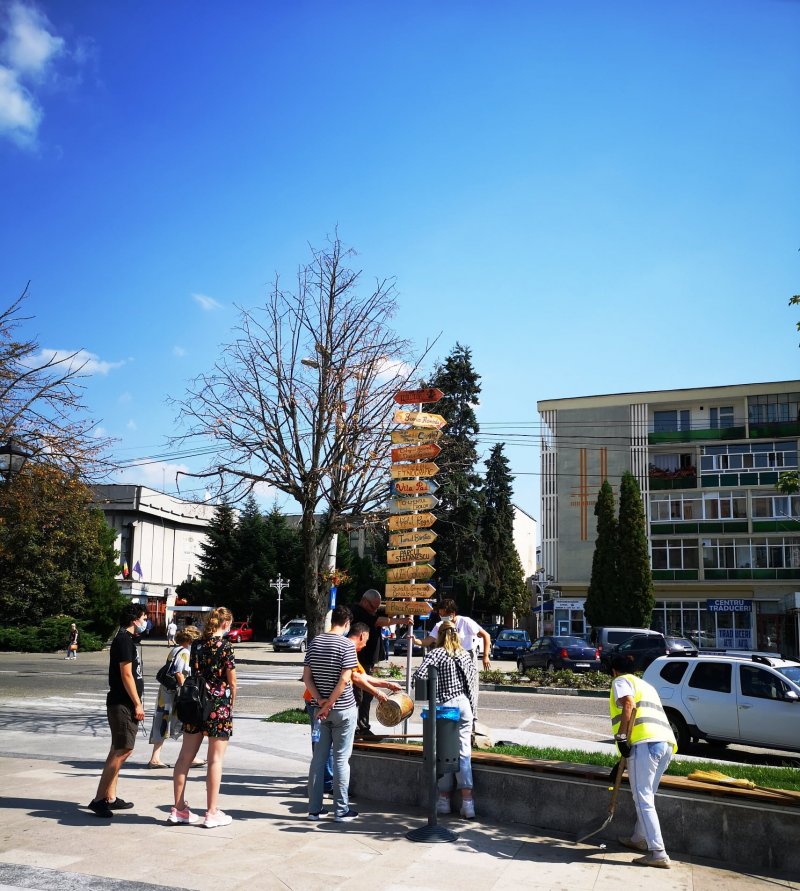 A apărut în Câmpulung primul indicator stradal cu coduri QR