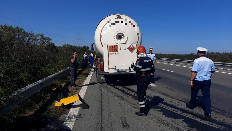 O cisternă a rupt balustrada pe A1 și a intrat pe constrasens
