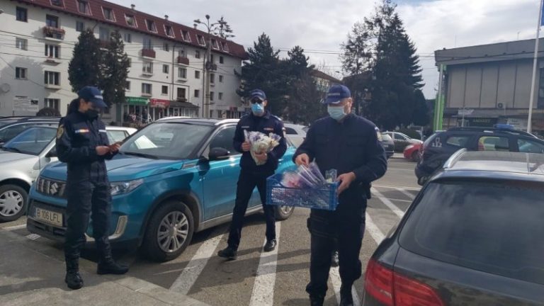 Jandarmii au împărţit mărţişoare doamnelor şi domnişoarelor! Jandarmii au împărţit mărţişoare doamnelor şi domnişoarelor!