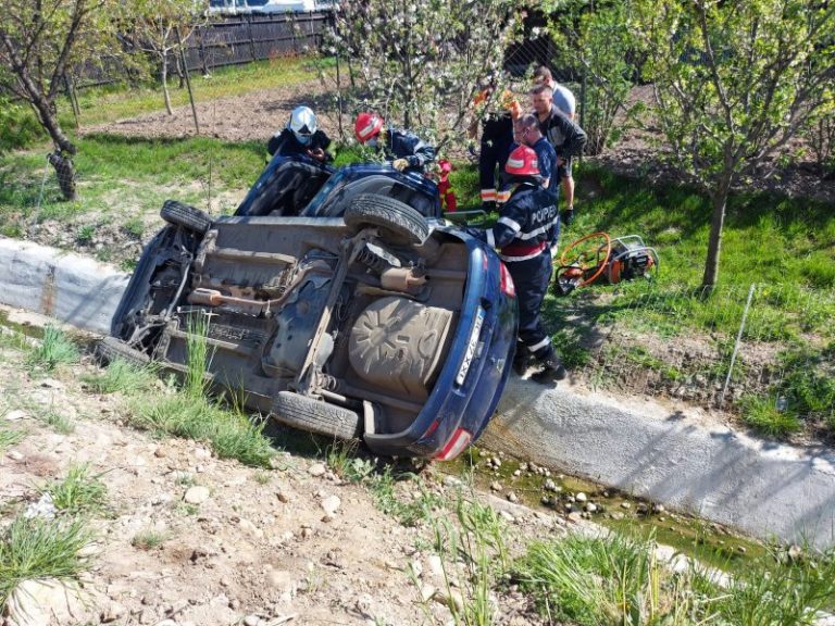 A zburat cu mașina în șanț din cauza nisipului de pe marginea drumului! VIDEO