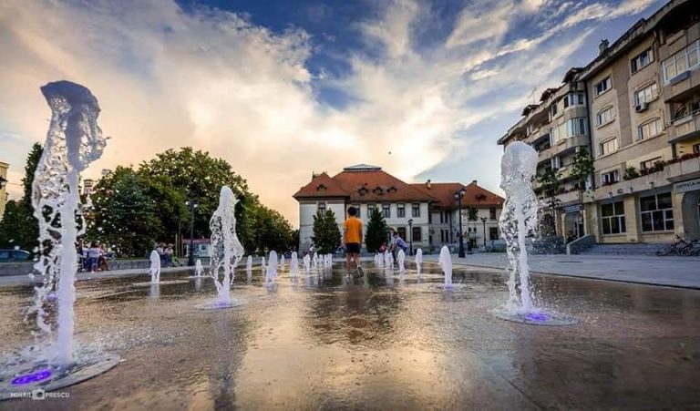 A venit canicula și fântânile arteziene din piața primăriei șomează! A venit canicula și fântânile arteziene din piața primăriei șomează!