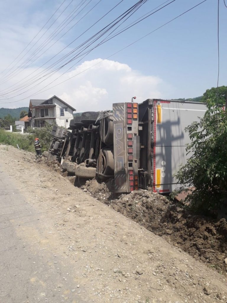 Un autotren încărcat cu BCA s-a răsturnat în afara părții carosabile Un autotren încărcat cu BCA s-a răsturnat în afara părții carosabile