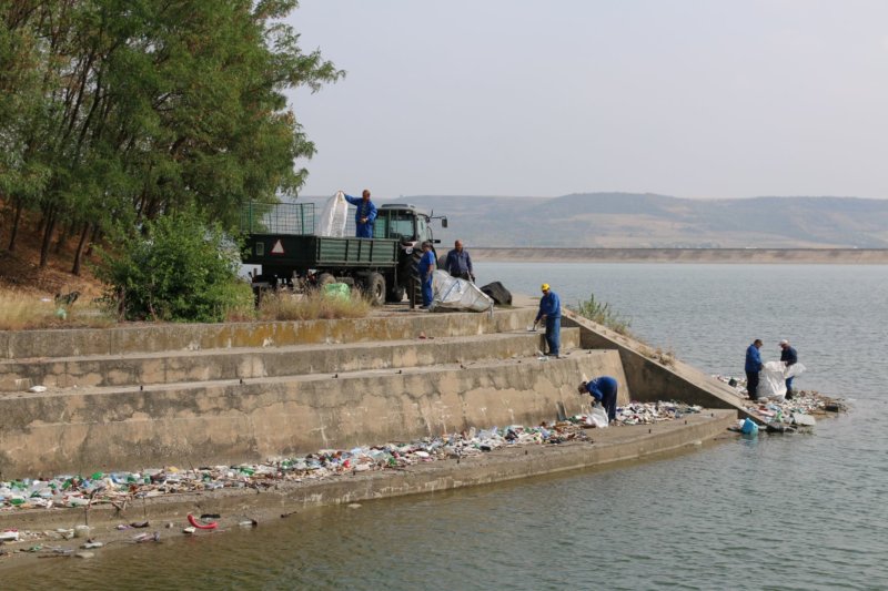 Acţiuni de igienizare pe lacurile din Argeş! Administrația Bazinală de Apă Argeș – Vedea a desfășurat noi acțiuni de igienizare și întreținere a lacurilor de acumulare din admimistrare.  