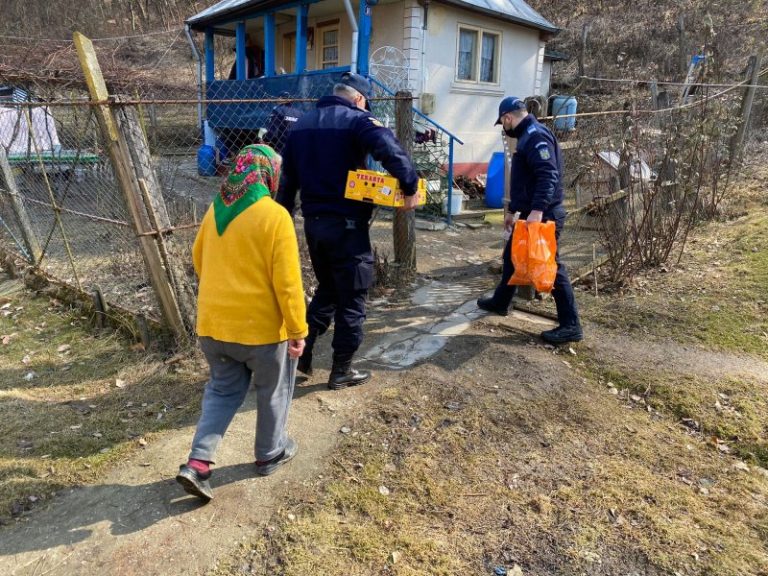 Jandarmii argeșeni au venit în ajutorul a doi bătrâni