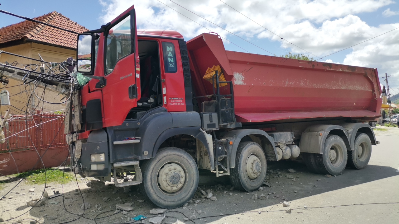 Circulatie oprită pe strada principală din Lerești. Cabluri rupte din ...