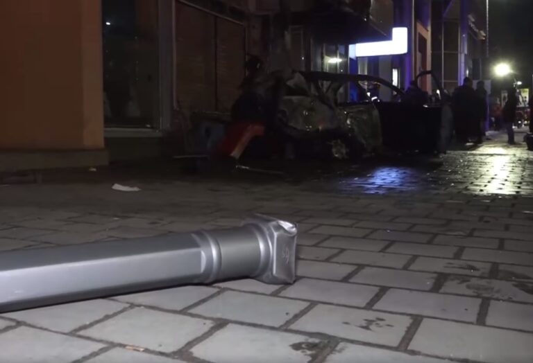 Cum a ajuns cu mașina în ușa unei firme. A luat și foc! Cum a ajuns cu mașina în ușa unei firme. A luat și foc!